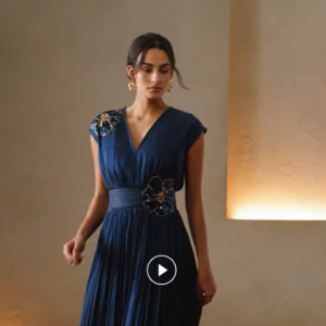 Vestido em crepe, forrado, bordado e acinturado